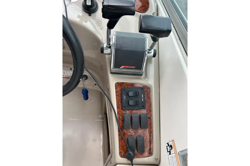 Slide: The Image of Control panel of 2000 Maxum 3000 SCR boat with Mercury throttle. - 24