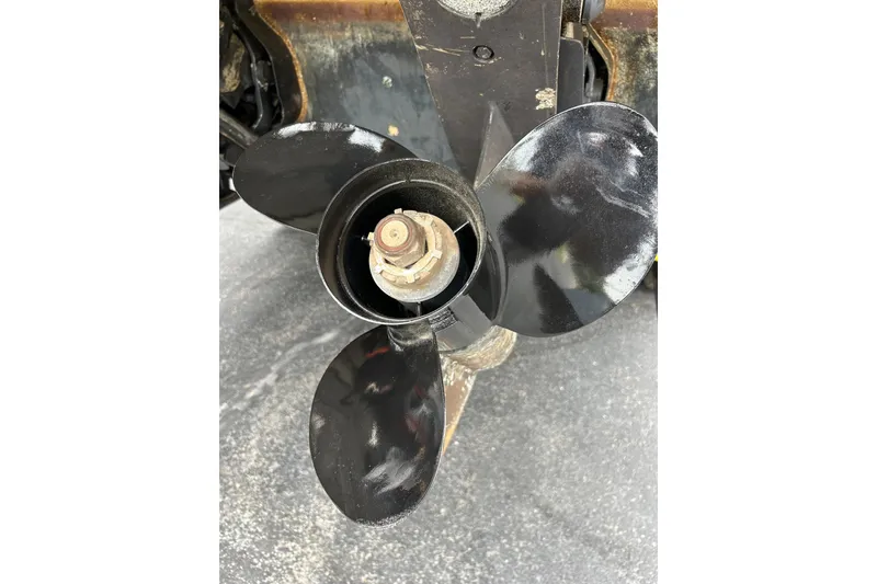 Slide: The Image of Propeller of a 2000 Maxum 3000 SCR boat on a concrete surface. - 30