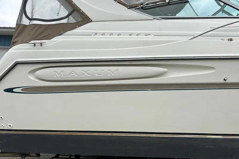 Slide: The Image of 2000 Maxum 3000 SCR boat side view with logo and model name. - 34