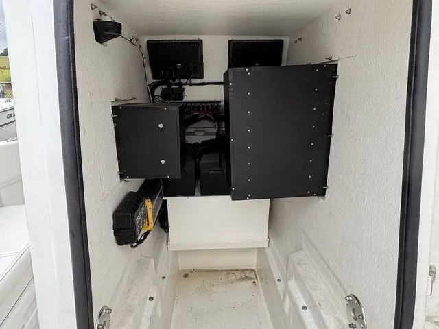 Slide: The Image of Pair Customs 25 Center Console 2024 - 9