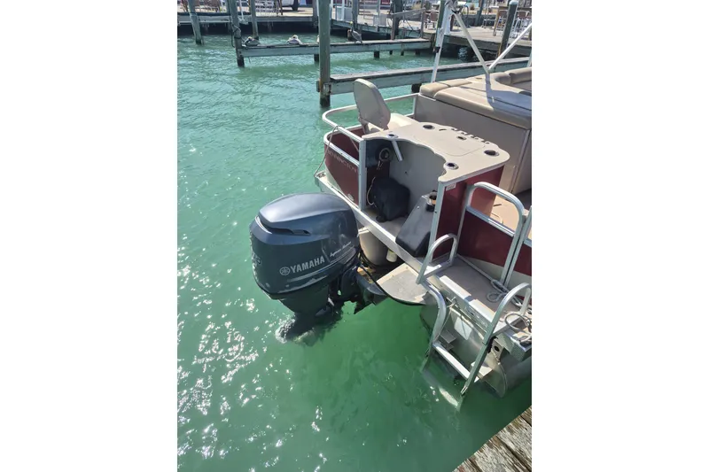 Slide: The Image of 2012 Bennington 22 SSI pontoon boat with Yamaha outboard motor in marina. - 15