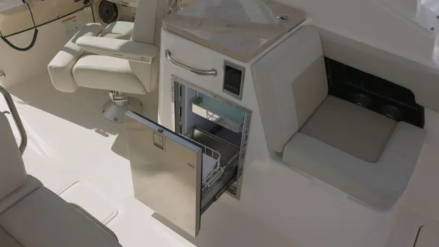 Slide: The Image of Boston Whaler 280 Vantage 2025 - 10