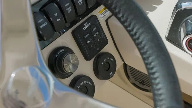 Slide: The Image of Boston Whaler 280 Vantage 2025 - 12