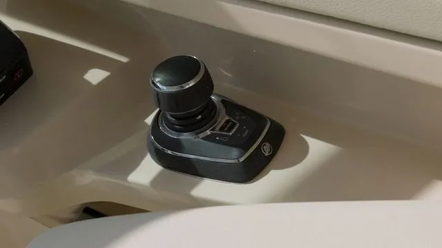 Slide: The Image of Boston Whaler 280 Vantage 2025 - 15