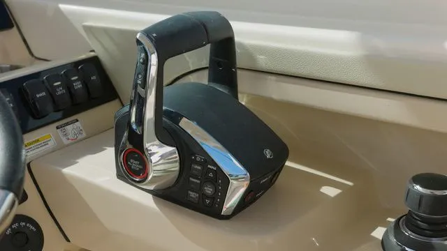 Slide: The Image of Boston Whaler 280 Vantage 2025 - 16