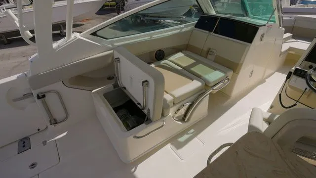 Slide: The Image of Boston Whaler 280 Vantage 2025 - 18