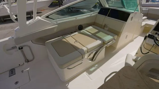 Slide: The Image of Boston Whaler 280 Vantage 2025 - 19