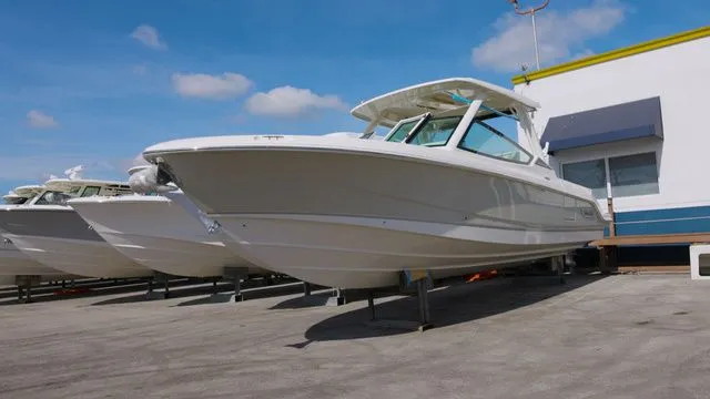 Slide: The Image of Boston Whaler 280 Vantage 2025 - 25