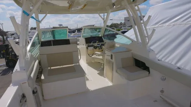 Slide: The Image of Boston Whaler 280 Vantage 2025 - 3