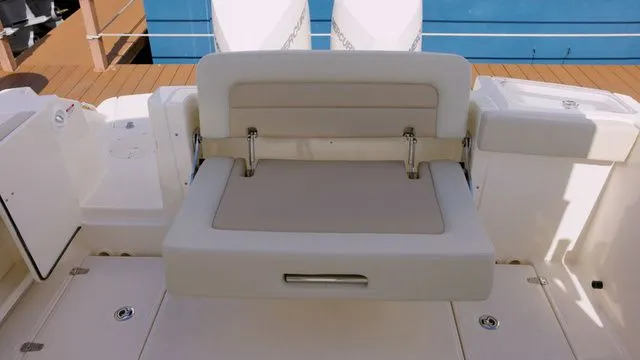 Slide: The Image of Boston Whaler 280 Vantage 2025 - 5