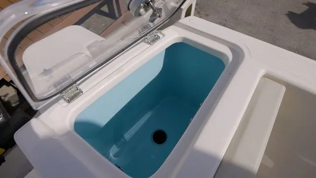 Slide: The Image of Boston Whaler 280 Vantage 2025 - 6