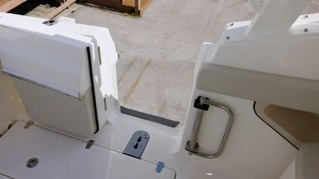 Slide: The Image of Boston Whaler 280 Vantage 2025 - 8