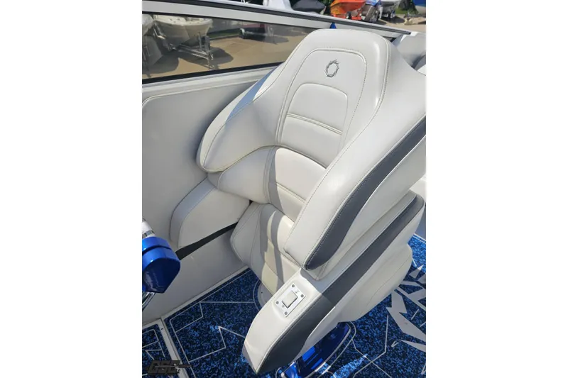 Slide: The Image of 2007 Fountain 42 Lightning boat seat with white and gray upholstery. - 55