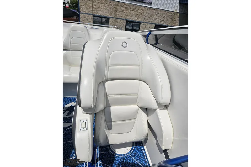 Slide: The Image of White leather seat in 2007 Fountain 42 Lightning boat interior. - 81