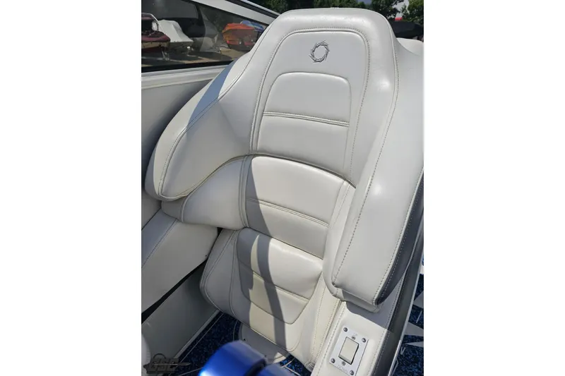 Slide: The Image of Luxurious white leather seat in 2007 Fountain 42 Lightning boat. - 82