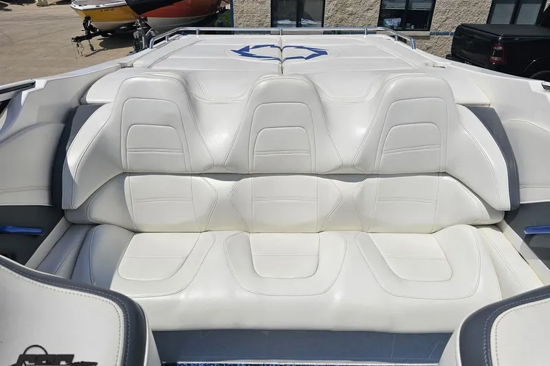Slide: The Image of 2007 Fountain 42 Lightning boat with white leather seating, showcasing luxury and comfort. - 83