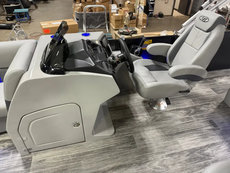 Slide: The Image of Bentley Pontoons Legacy 220 Swingback & Honda 4-Stroke EFI 2026 - 9