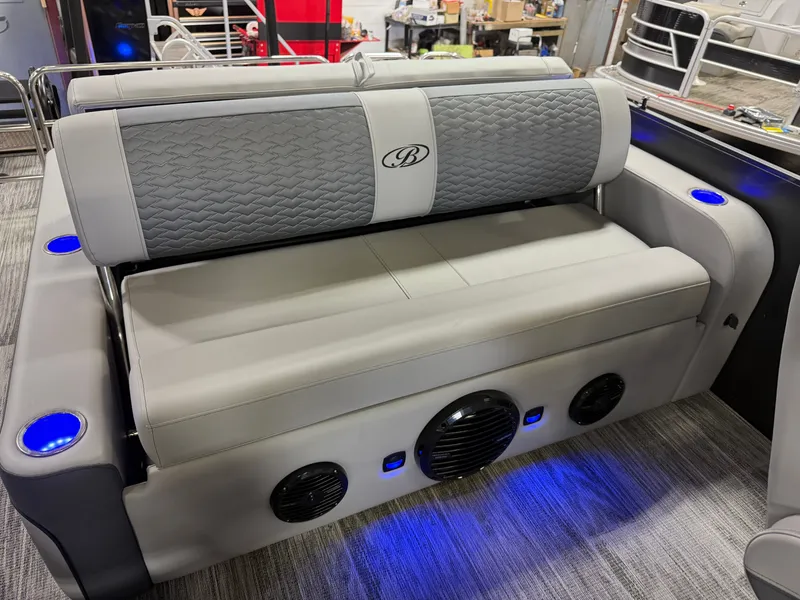 Slide: The Image of Bentley Pontoons Elite 223 Swingback Tritoon 2026 - 17