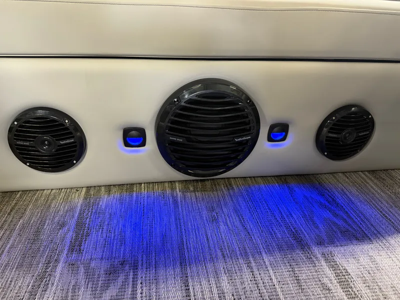 Slide: The Image of Bentley Pontoons Elite 223 Swingback Tritoon 2026 - 18