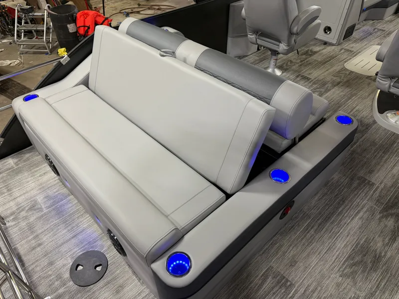 Slide: The Image of Bentley Pontoons Elite 223 Swingback Tritoon 2026 - 19