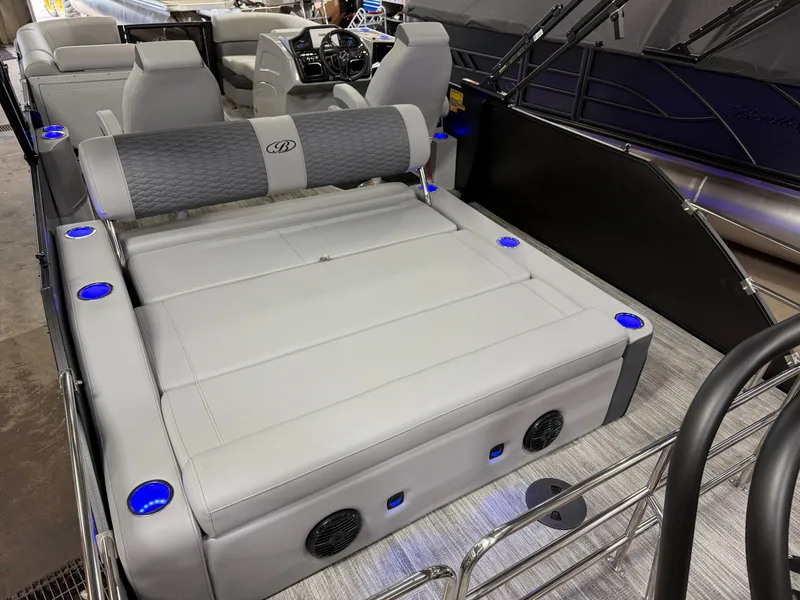 Slide: The Image of Bentley Pontoons Elite 223 Swingback Tritoon 2026 - 23