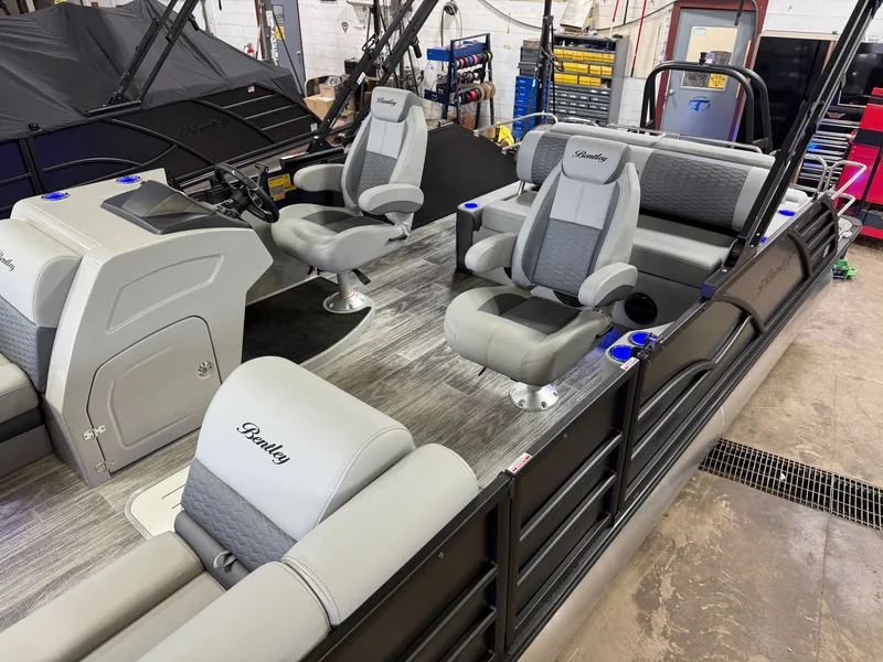 Slide: The Image of Bentley Pontoons Elite 223 Swingback Tritoon 2026 - 3