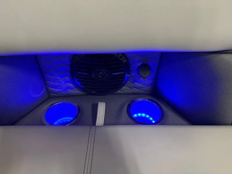 Slide: The Image of Bentley Pontoons Elite 223 Swingback Tritoon 2026 - 31