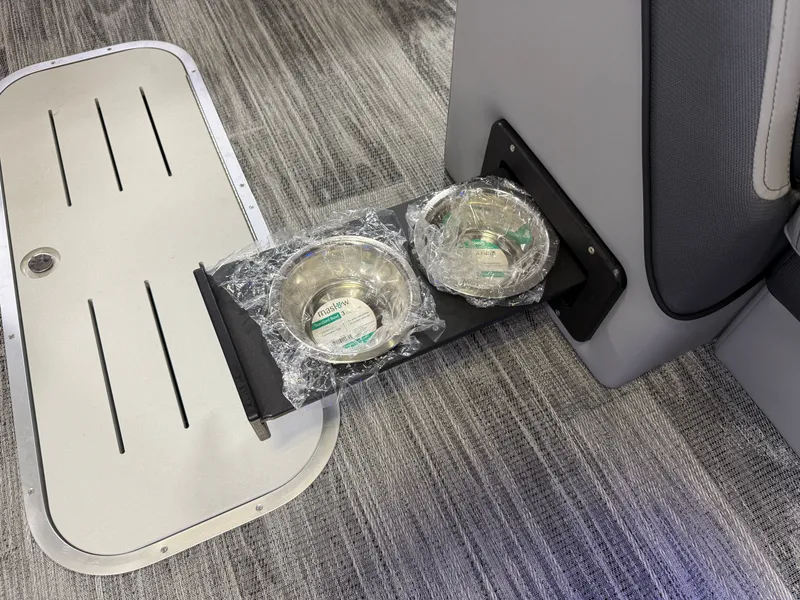 Slide: The Image of Bentley Pontoons Elite 223 Swingback Tritoon 2026 - 33