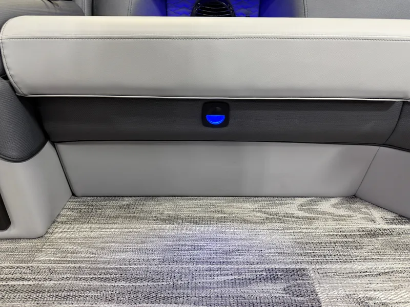 Slide: The Image of Bentley Pontoons Elite 223 Swingback Tritoon 2026 - 36