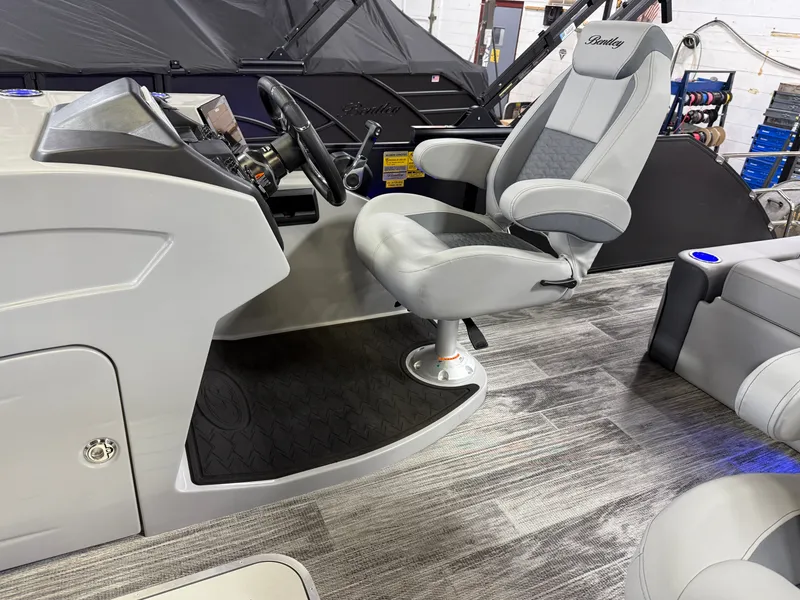 Slide: The Image of Bentley Pontoons Elite 223 Swingback Tritoon 2026 - 38
