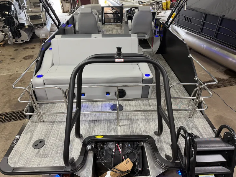 Slide: The Image of Bentley Pontoons Elite 223 Swingback Tritoon 2026 - 5