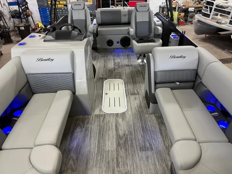 Slide: The Image of Bentley Pontoons Elite 223 Swingback Tritoon 2026 - 6