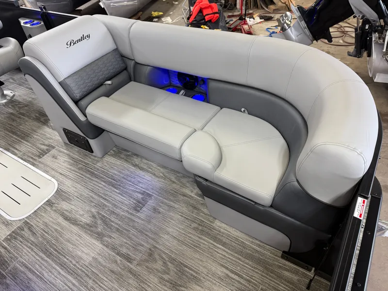 Slide: The Image of Bentley Pontoons Elite 223 Swingback Tritoon 2026 - 8