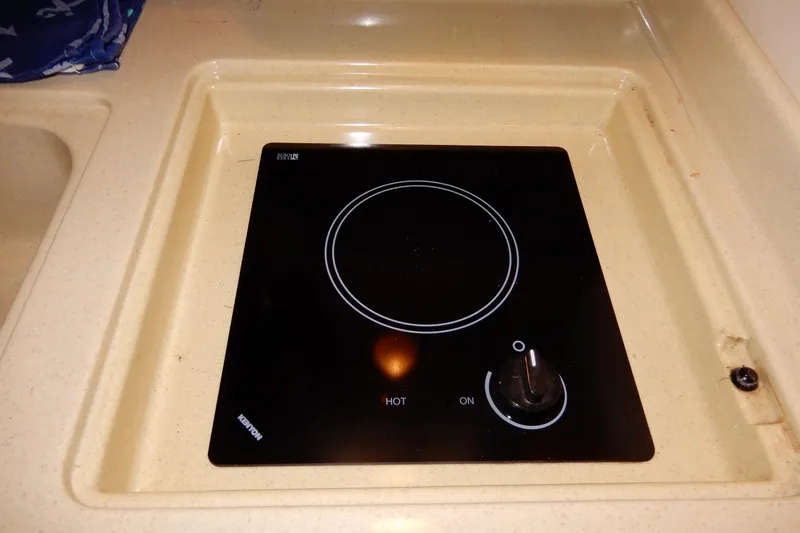 Slide: The Image of Built-in stovetop on 2004 Sea Ray 280 Sundancer boat kitchen counter. - 30