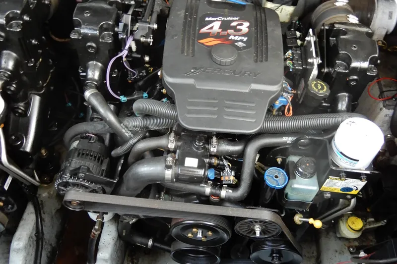 Slide: The Image of Engine of a 2004 Sea Ray 280 Sundancer with MerCruiser 4.3 MPI. - 40