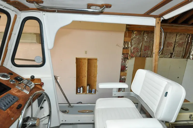 Slide: The Image of Holland 32 - Dorsey Dee - Pilot Salon - Helm Station - Co-Pilot Seat - Open Starboard Side - 47