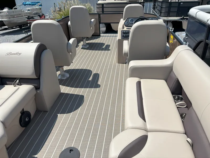 Slide: The Image of Bentley Pontoons FISH 200 CW 2026 - 16