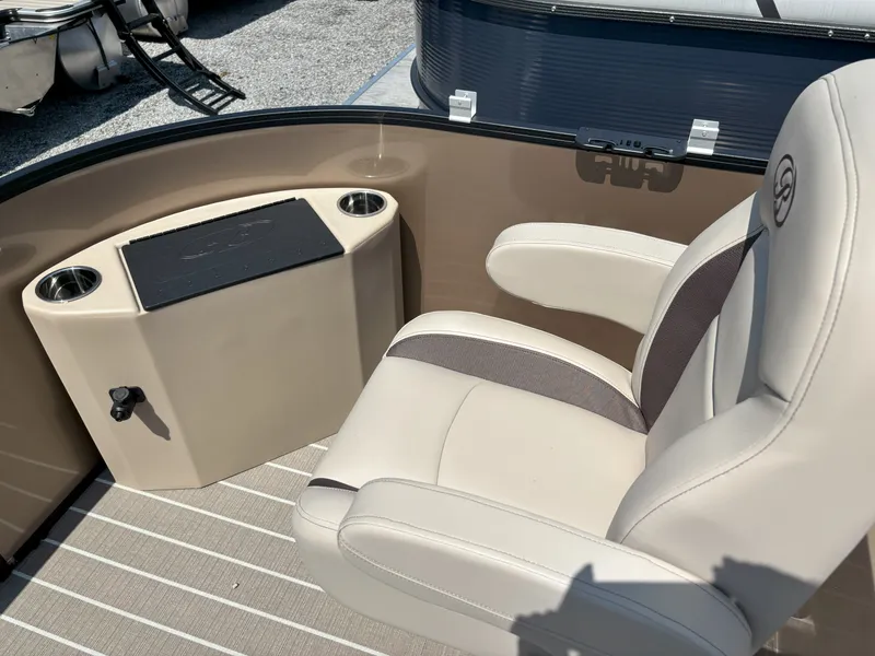 Slide: The Image of Bentley Pontoons FISH 200 CW 2026 - 22