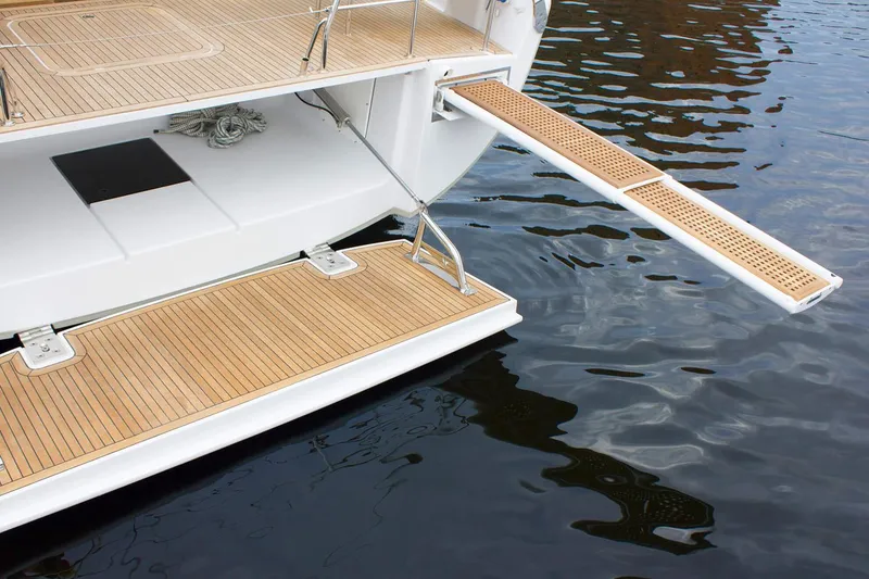 Slide: The Image of Die Moody Decksaloon 54 von 2027 zeigt eine elegante Badeplattform mit Teakholzbelag. - 9