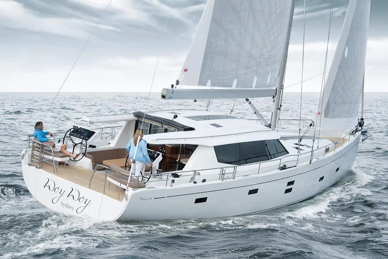 The Image of Moody Decksaloon 54 Segelyacht auf dem Meer mit zwei Personen an Bord. - 0