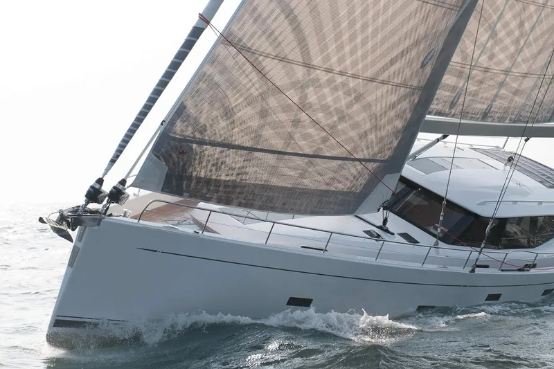 Slide: The Image of Die Moody Decksaloon 54 von 2027 segelt mit vollen Segeln auf dem Meer. - 6