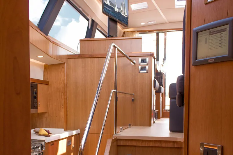 Slide: The Image of Innenraum einer modernen Yacht mit Holzverkleidung, Edelstahlgeländer und großen Fenstern. - 18