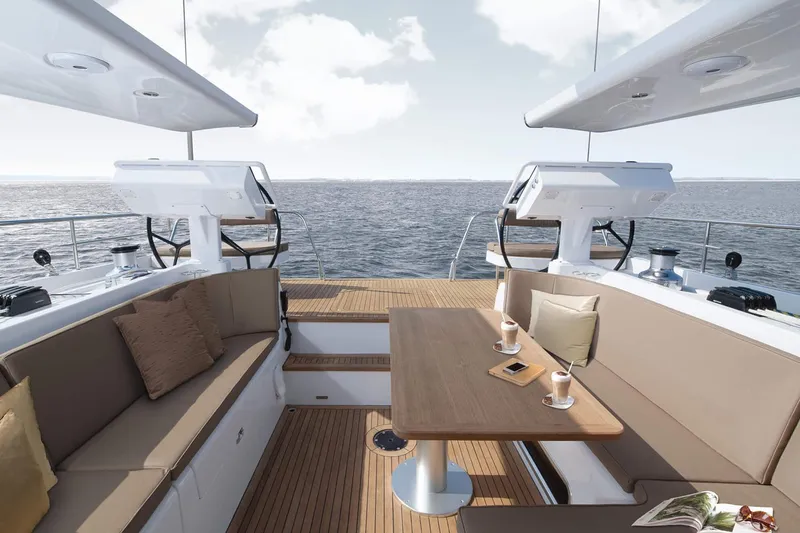 Slide: The Image of Das Bild zeigt das Cockpit einer Moody Decksaloon 54 Yacht mit bequemen Sitzgelegenheiten und einem Tisch. - 10