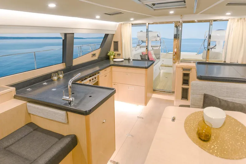 Slide: The Image of Innenansicht einer modernen Yacht mit heller Küche und Essbereich, großen Fenstern und Meerblick. - 14
