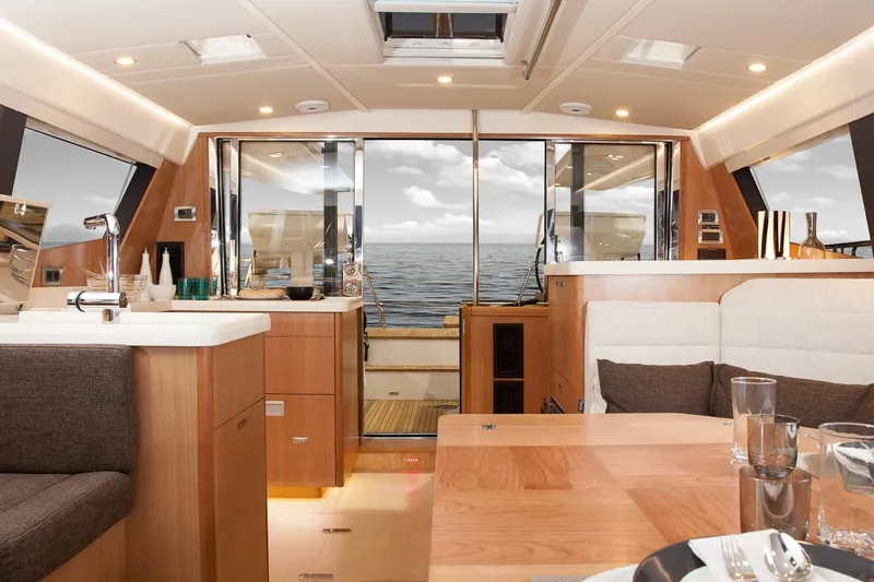 Slide: The Image of Innenansicht einer modernen Yacht mit Holzmöbeln und großen Fenstern, die auf das Meer blicken. - 12