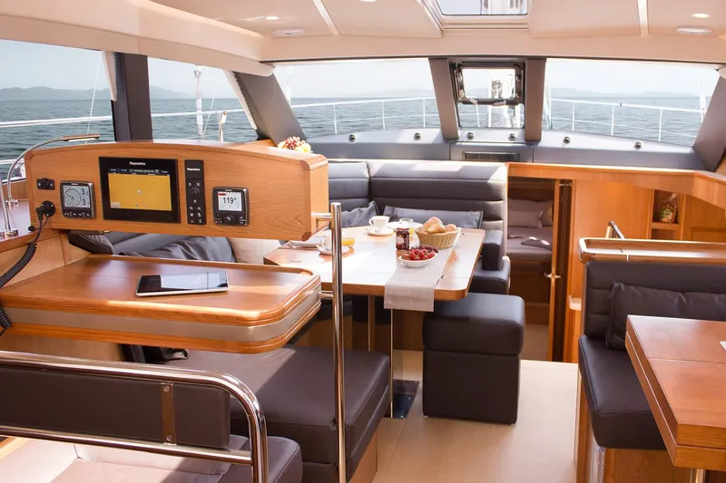 Slide: The Image of Innenansicht einer modernen Yacht mit einem eleganten Essbereich und großen Fenstern mit Meerblick. - 17