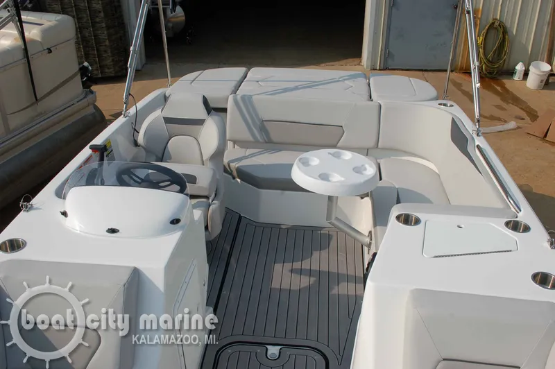 Slide: The Image of Hurricane SunDeck Sport SS 188 I/O 2025 - 10