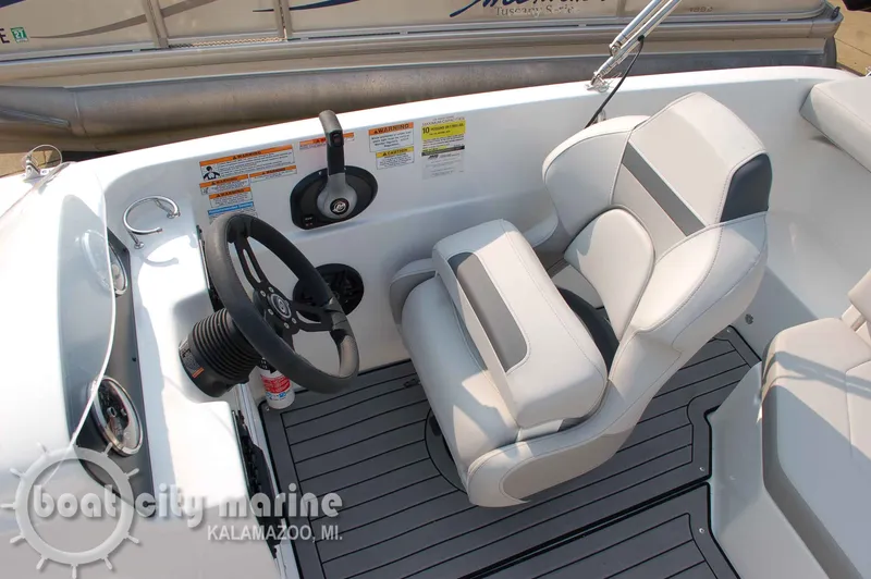 Slide: The Image of Hurricane SunDeck Sport SS 188 I/O 2025 - 11