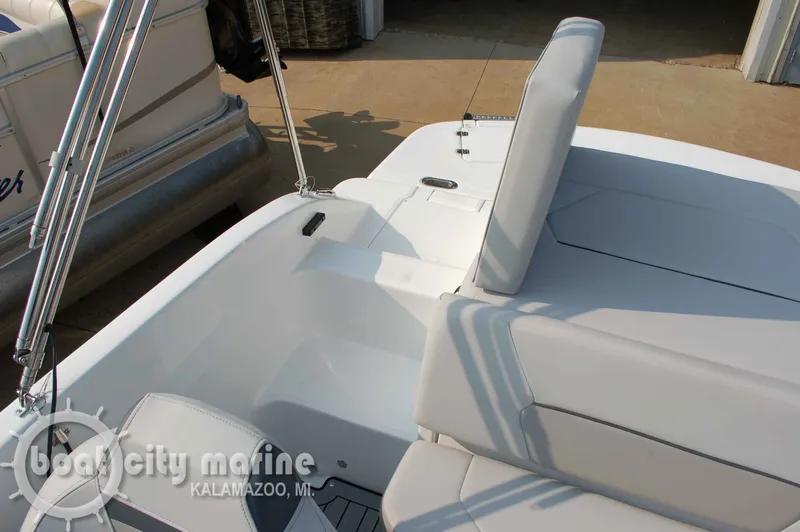 Slide: The Image of Hurricane SunDeck Sport SS 188 I/O 2025 - 13