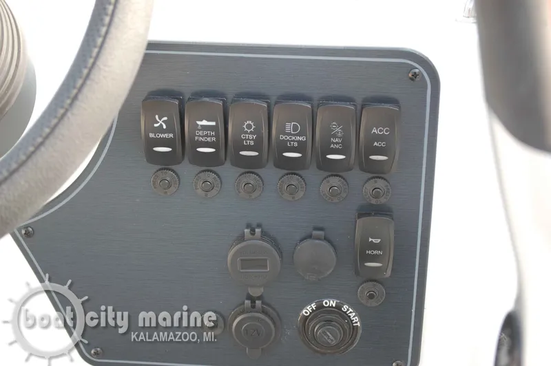 Slide: The Image of Hurricane SunDeck Sport SS 188 I/O 2025 - 17